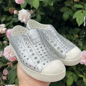 NATIVE SHOES JEFFERSON BLING SILVER.